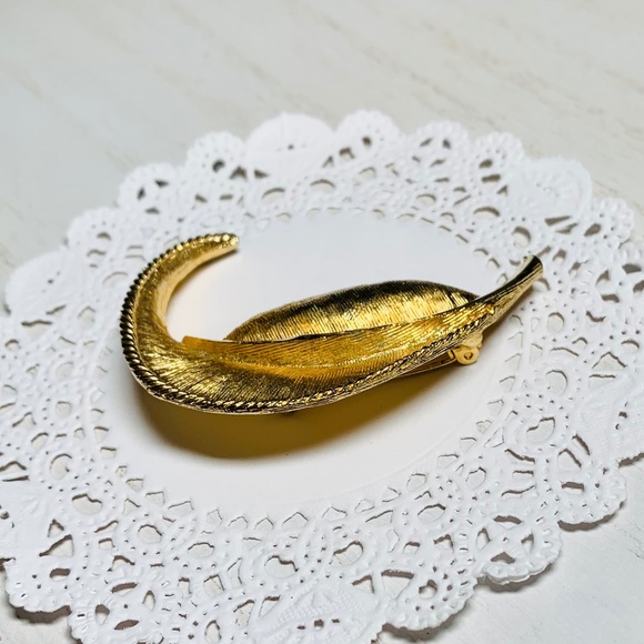 Classic Vintage Brooches, Lot of 3 - Picture 8 of 14